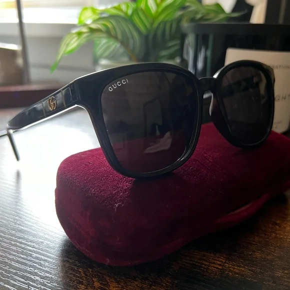 Barely worn black Gucci sunglasses with original case and cloth - Picture 5 of 5